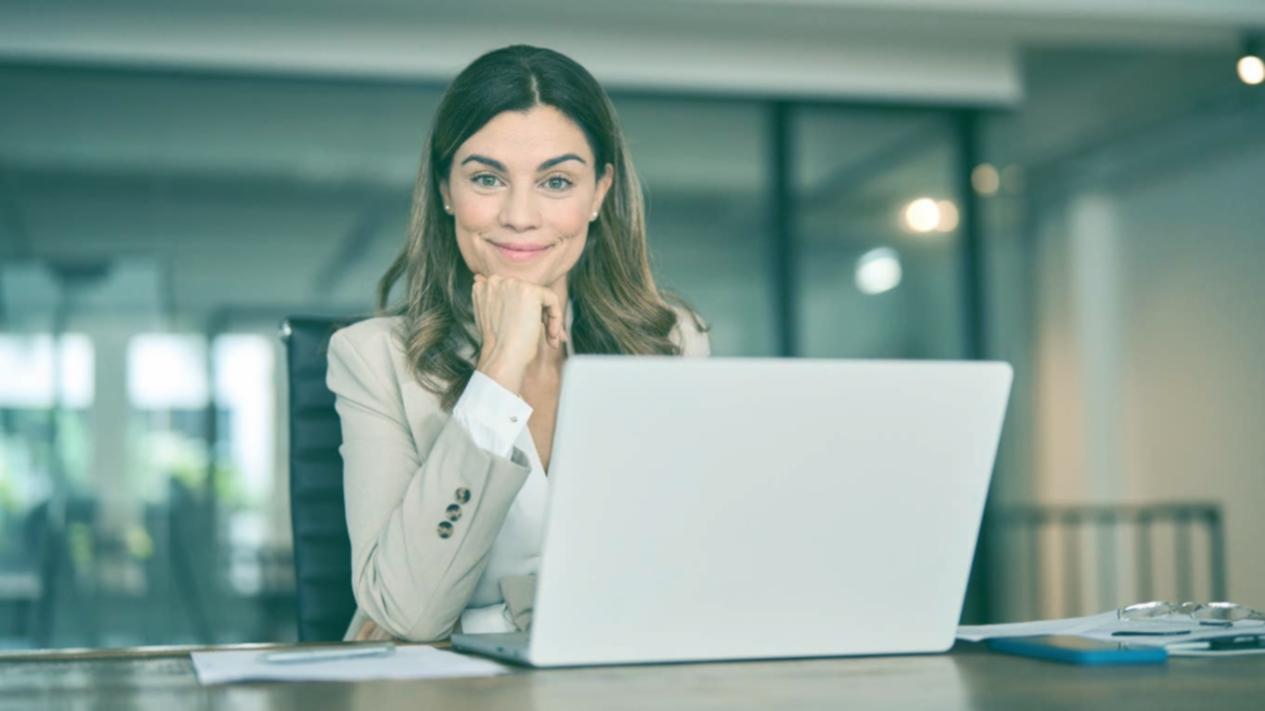 Arbeitsumgebung mit SEO-Analytics auf dem Bildschirm